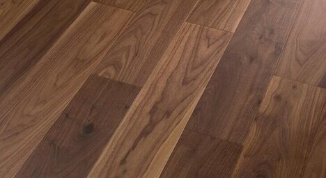 Nussbaum lebhaft, mattlackiert